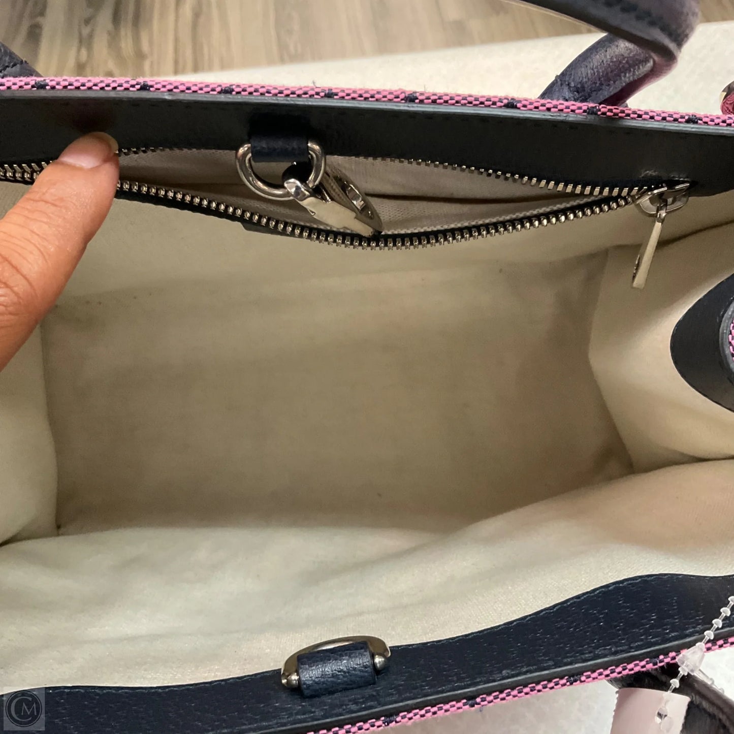 Handbag Luxury Designer By Gucci, Size: Medium