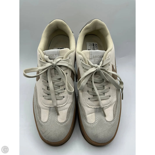 Shoes Sneakers By Clothes Mentor In Cream, Size: 9