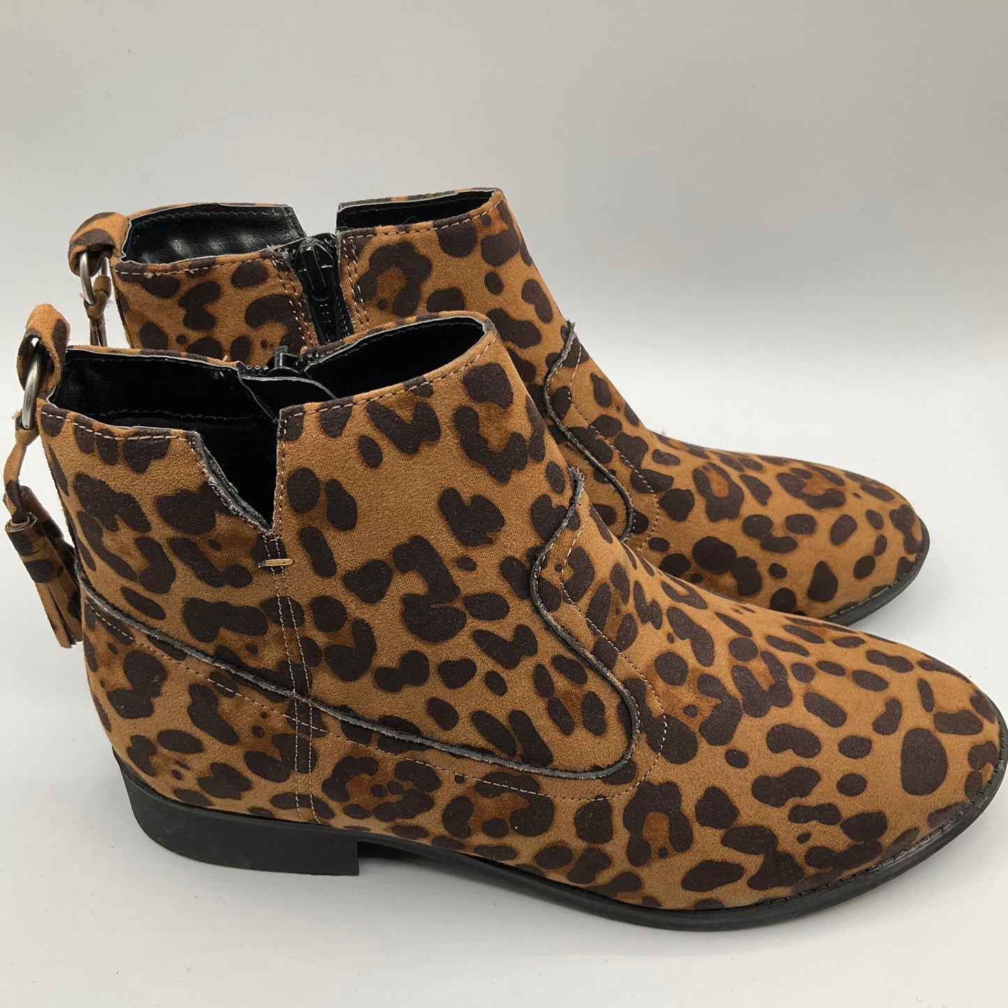 Boots Ankle Flats By Clothes Mentor In Animal Print, Size: 5