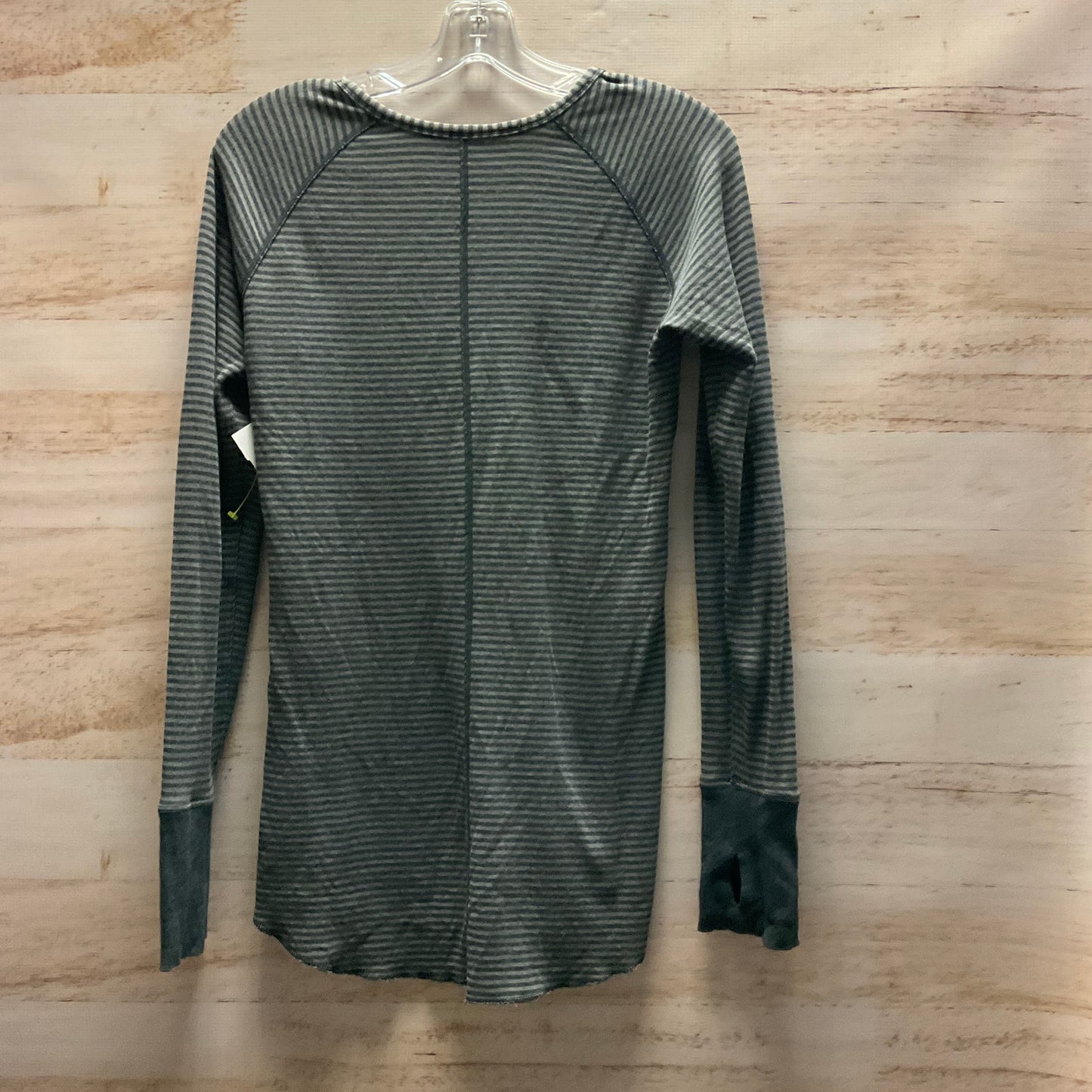 Athletic Top Long Sleeve Collar By Lululemon In Grey, Size: 6