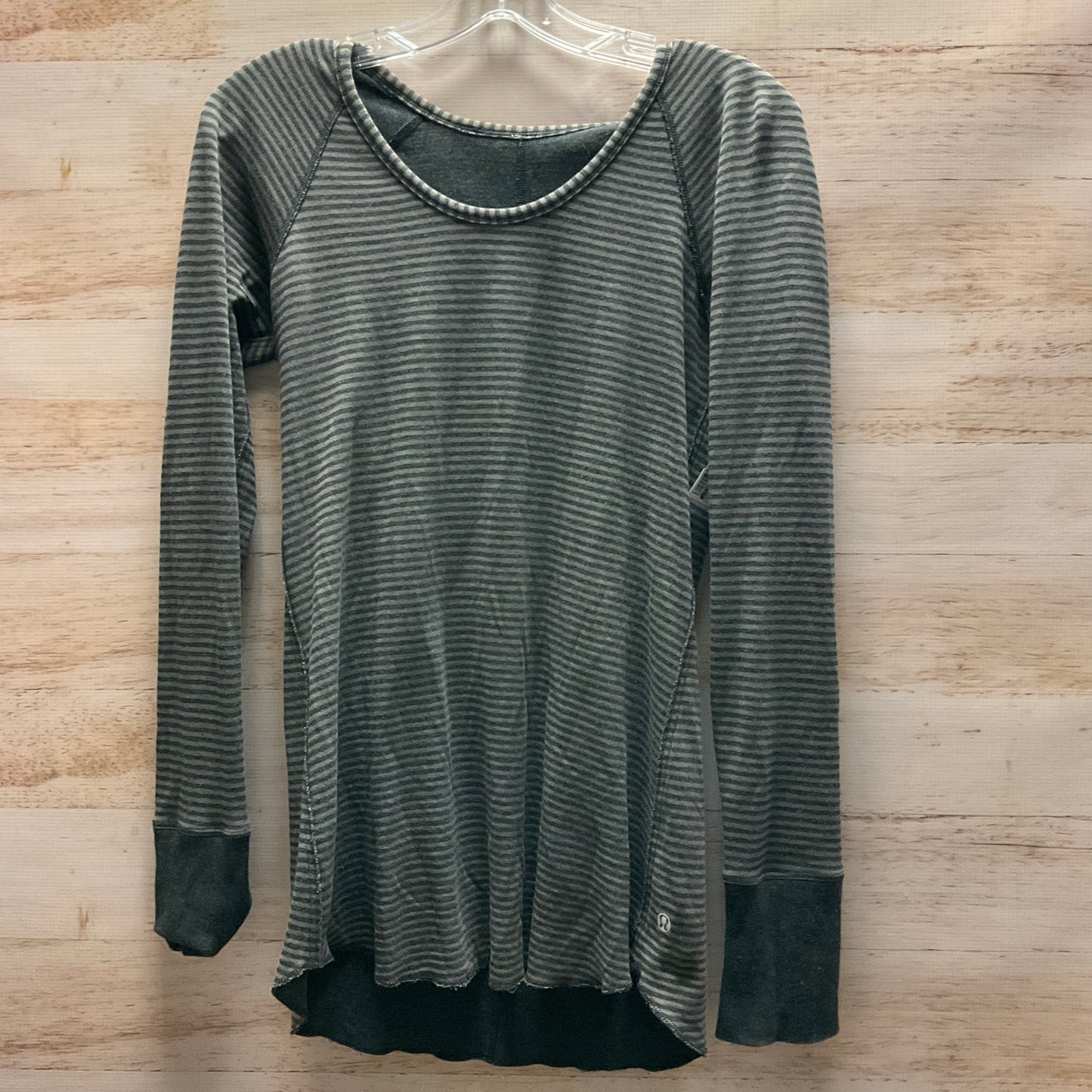 Athletic Top Long Sleeve Collar By Lululemon In Grey, Size: 6