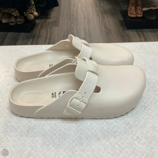 Sandals Flats By Birkenstock In White, Size: 10