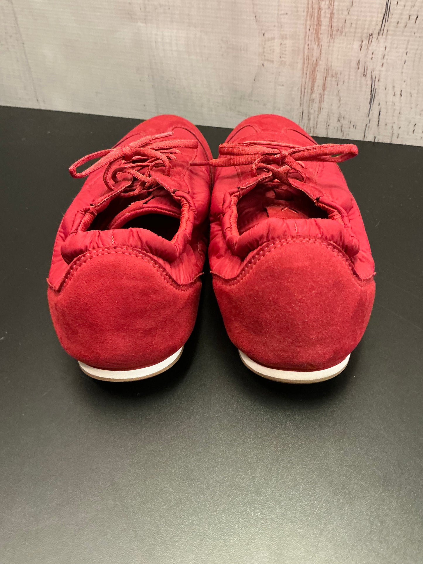 Shoes Sneakers By Vivaia In Red, Size: 10