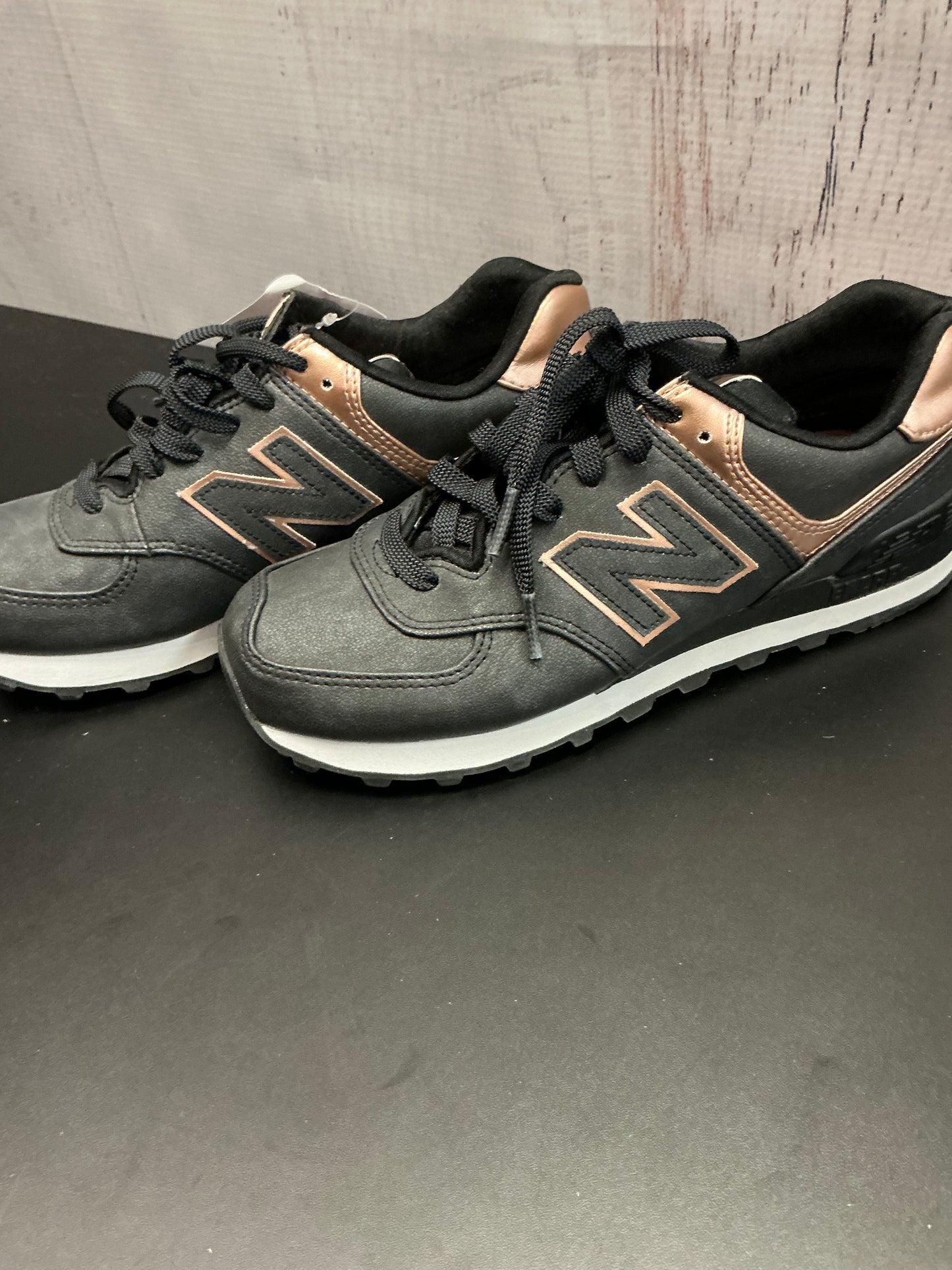 Shoes Athletic By New Balance In Black & Gold, Size: 6.5