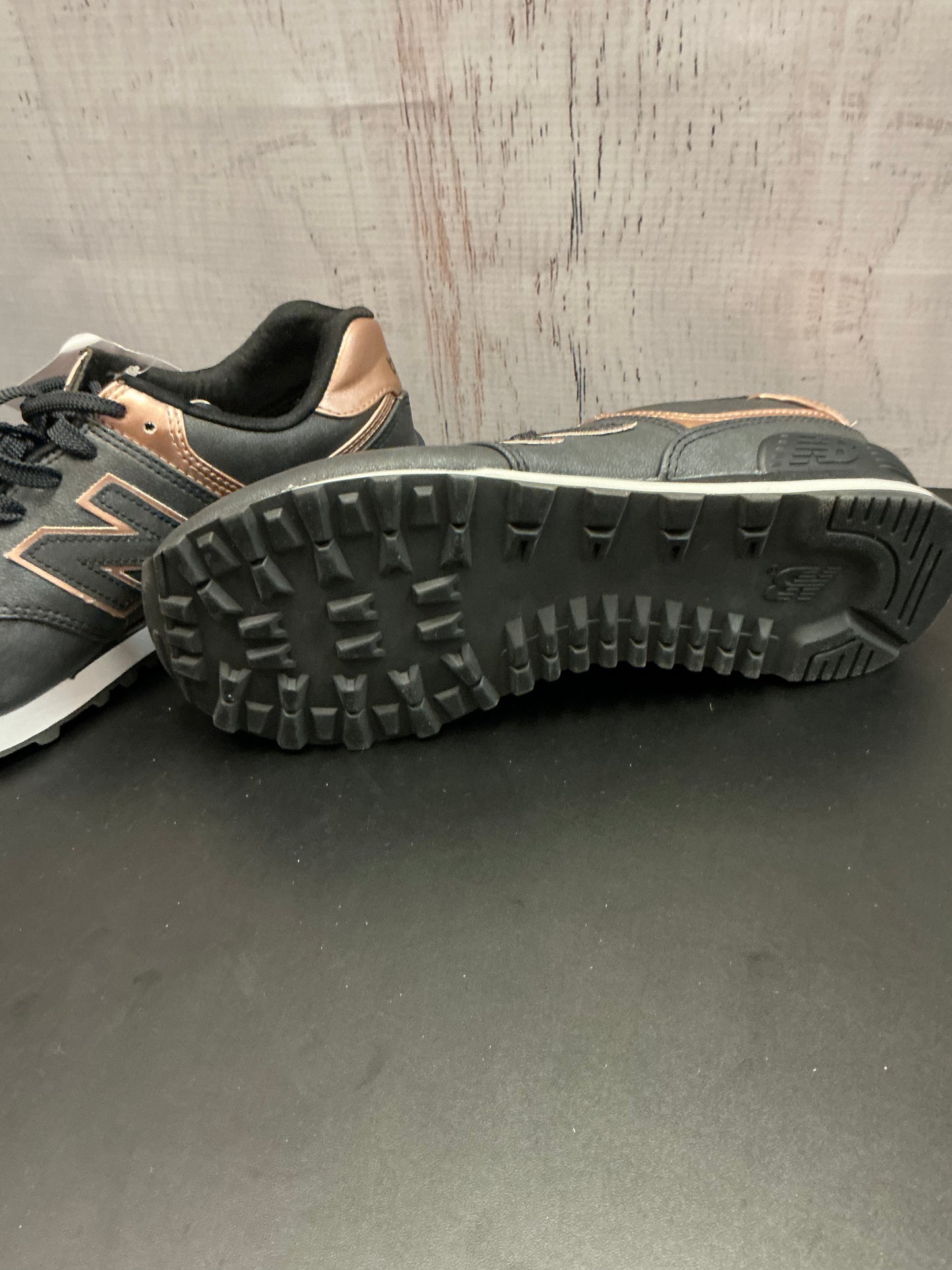 Shoes Athletic By New Balance In Black & Gold, Size: 6.5